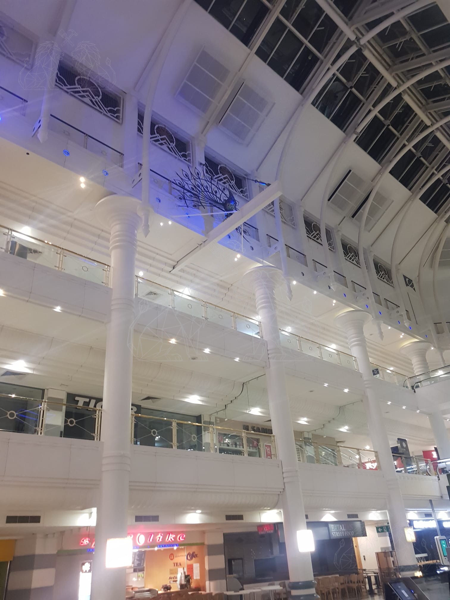 Shopping centre high-level interior